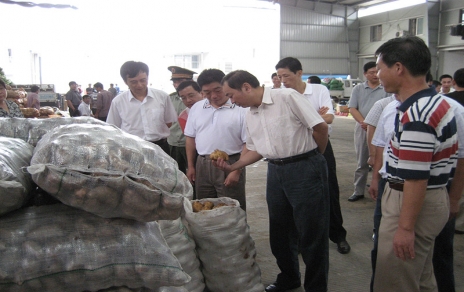 2006年9月嘉興市委書記、市人大主任黃坤明一行蒞臨蔬菜市場視察菜籃子供應(yīng)工作