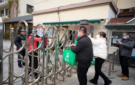 一份情驅(qū)散嚴寒，一片心常駐公益